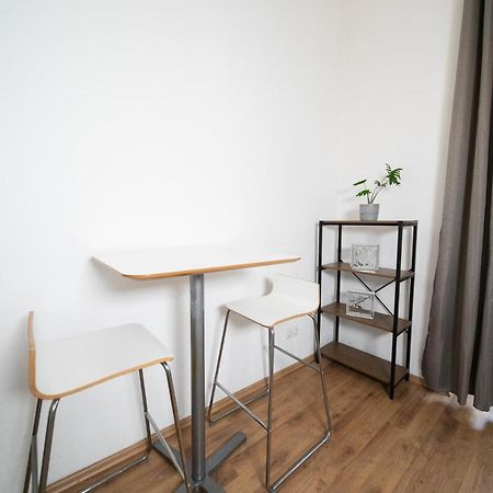White 60 Qm Apartment - Zentral - Balkon - Messe Düsseldorf Buitenkant foto